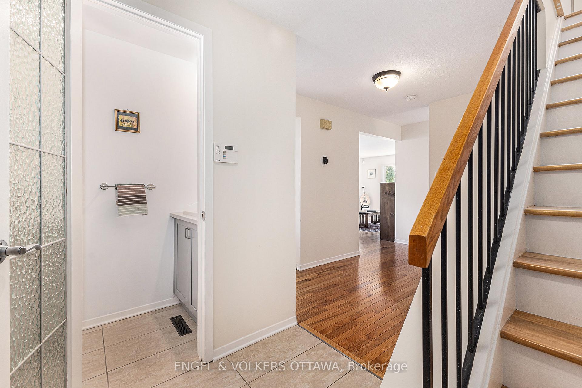 Photo 2 of 14 Farm Gate Crescent, Ottawa, Borden Farm/Stewart Farm/Carleton Heights/Parkwood Hills — HOMEH
