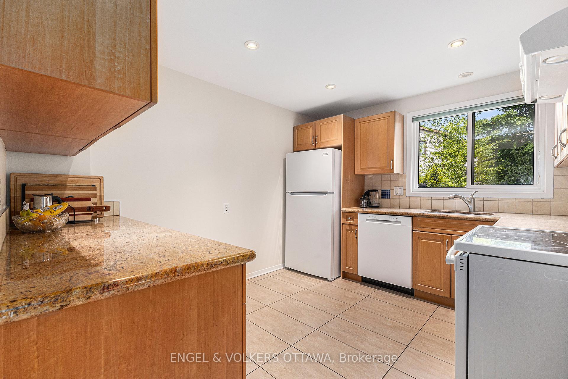 Photo 11 of 14 Farm Gate Crescent, Ottawa, Borden Farm/Stewart Farm/Carleton Heights/Parkwood Hills — HOMEH