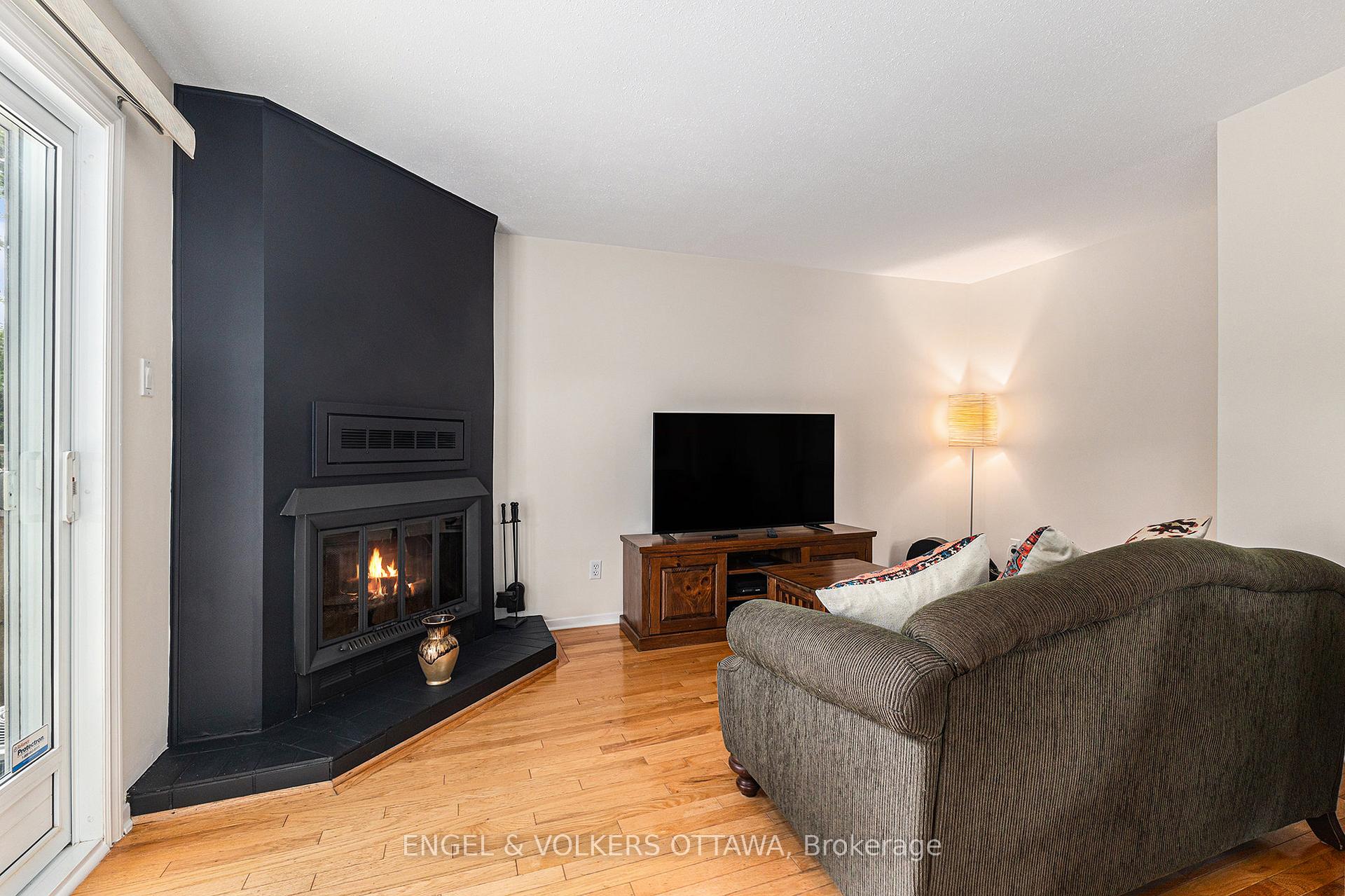 Photo 9 of 14 Farm Gate Crescent, Ottawa, Borden Farm/Stewart Farm/Carleton Heights/Parkwood Hills — HOMEH