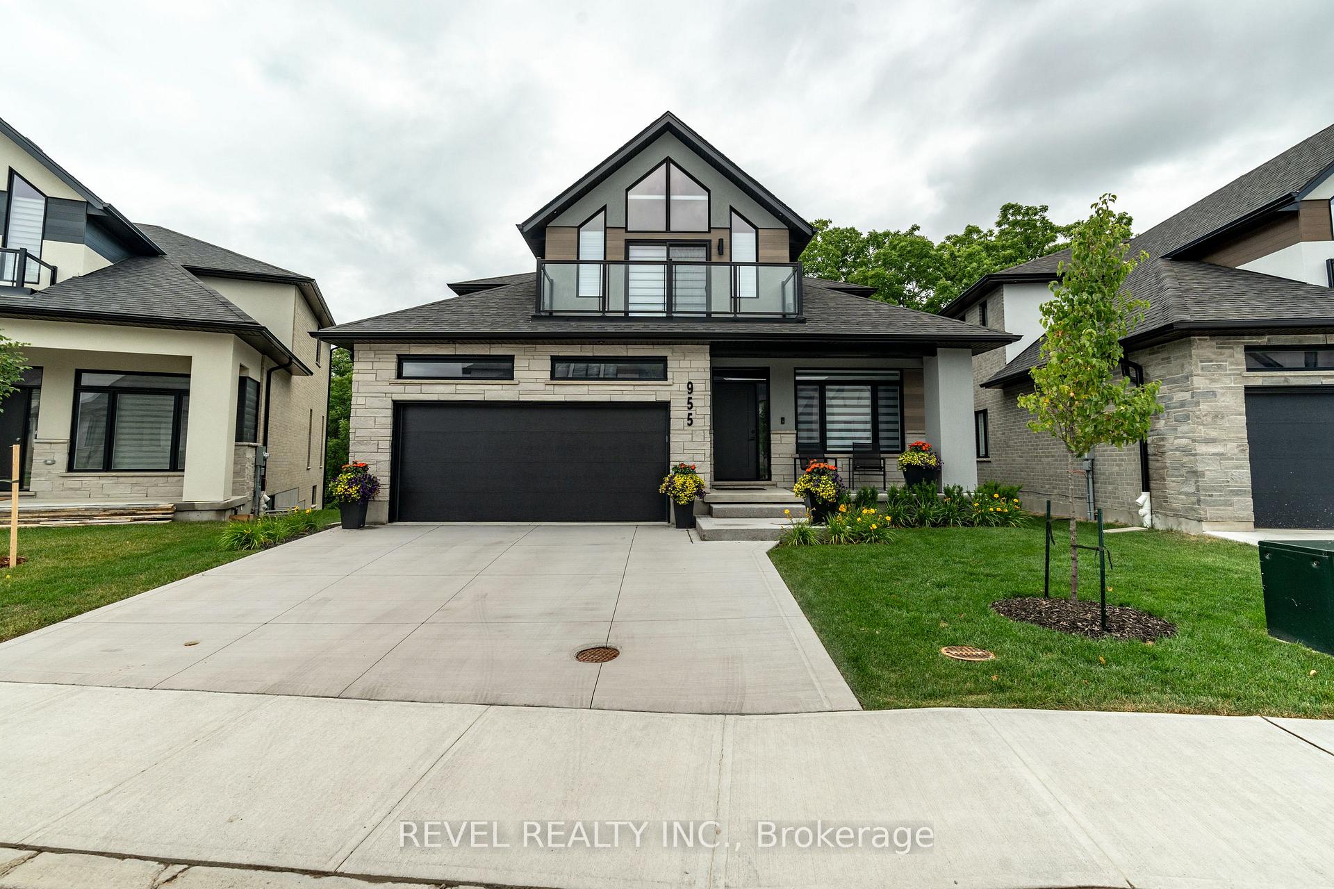 Front of Unit 13, 955 Stonecliffe Walk