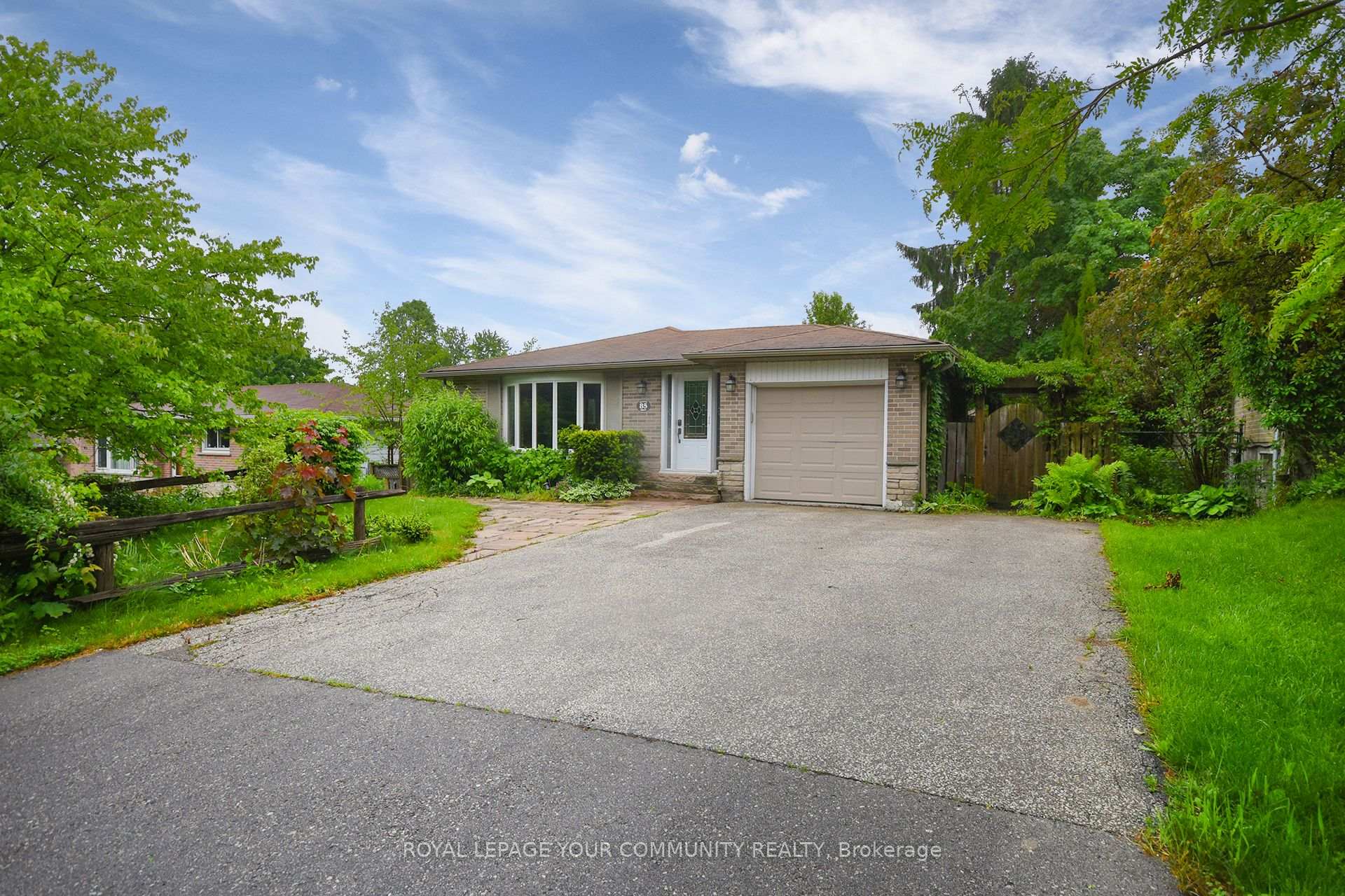 Photo 3 of 85 Devins Drive, Aurora, Aurora Heights — HOMEH