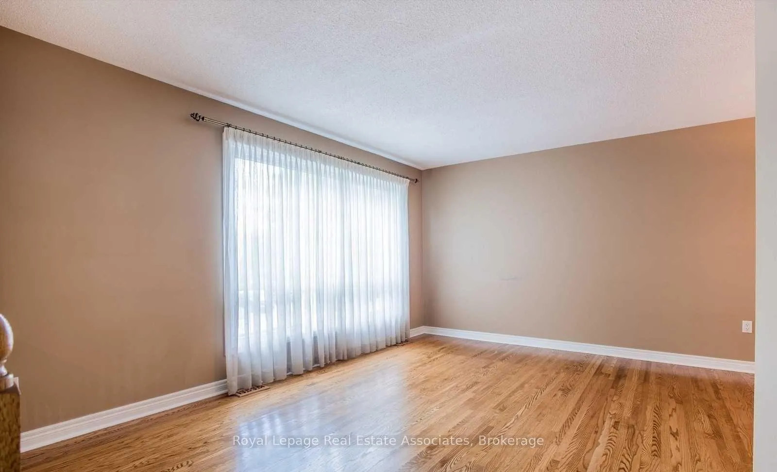 Photo 6 of 9 Wilton Drive, Brampton, Brampton East — HOMEH
