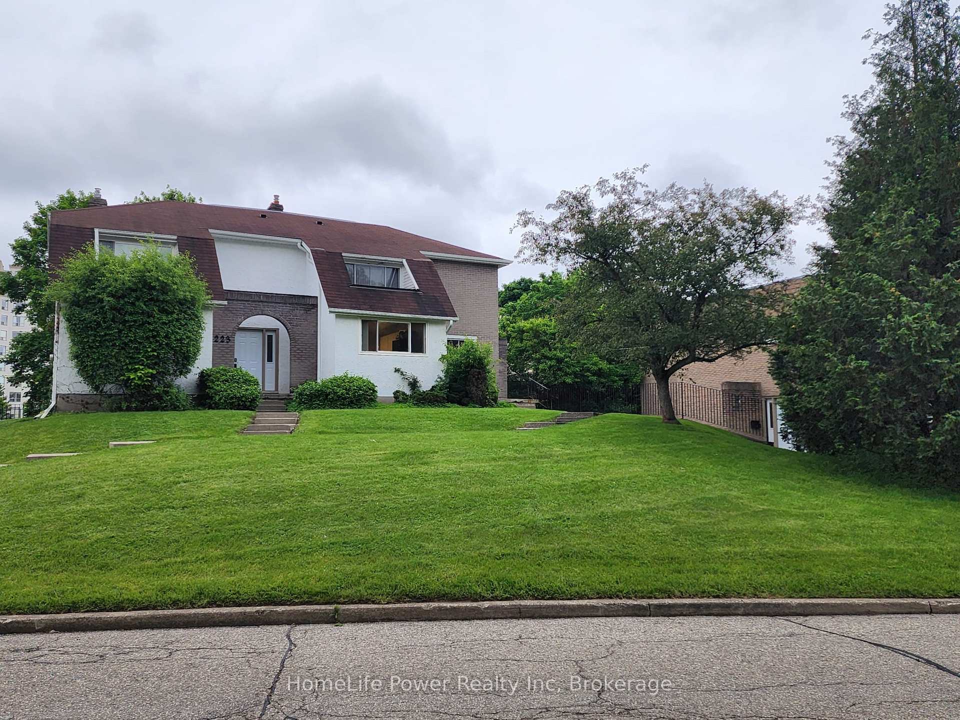 Photo 2 of 225 Shakespeare Drive, Waterloo — HOMEH