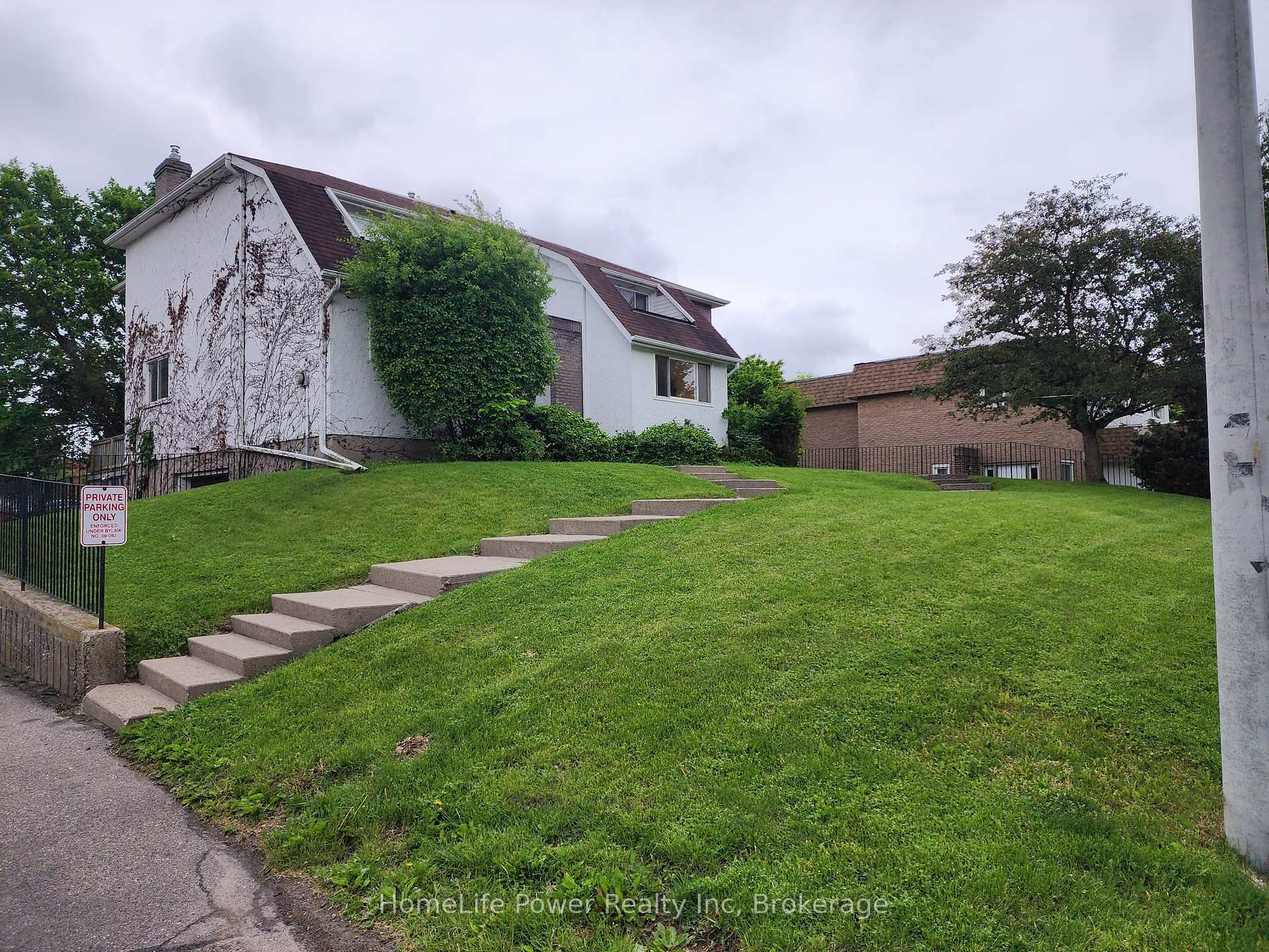 Photo 3 of 225 Shakespeare Drive, Waterloo — HOMEH