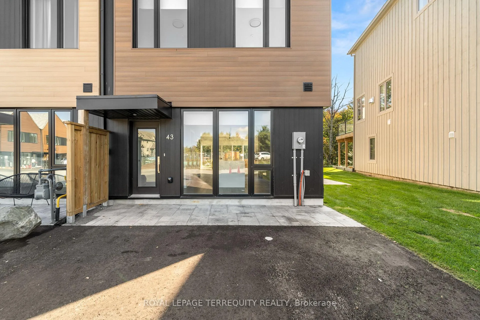 Photo 2 of 43 Rockmount Crescent, Gravenhurst, Muskoka (S) — HOMEH