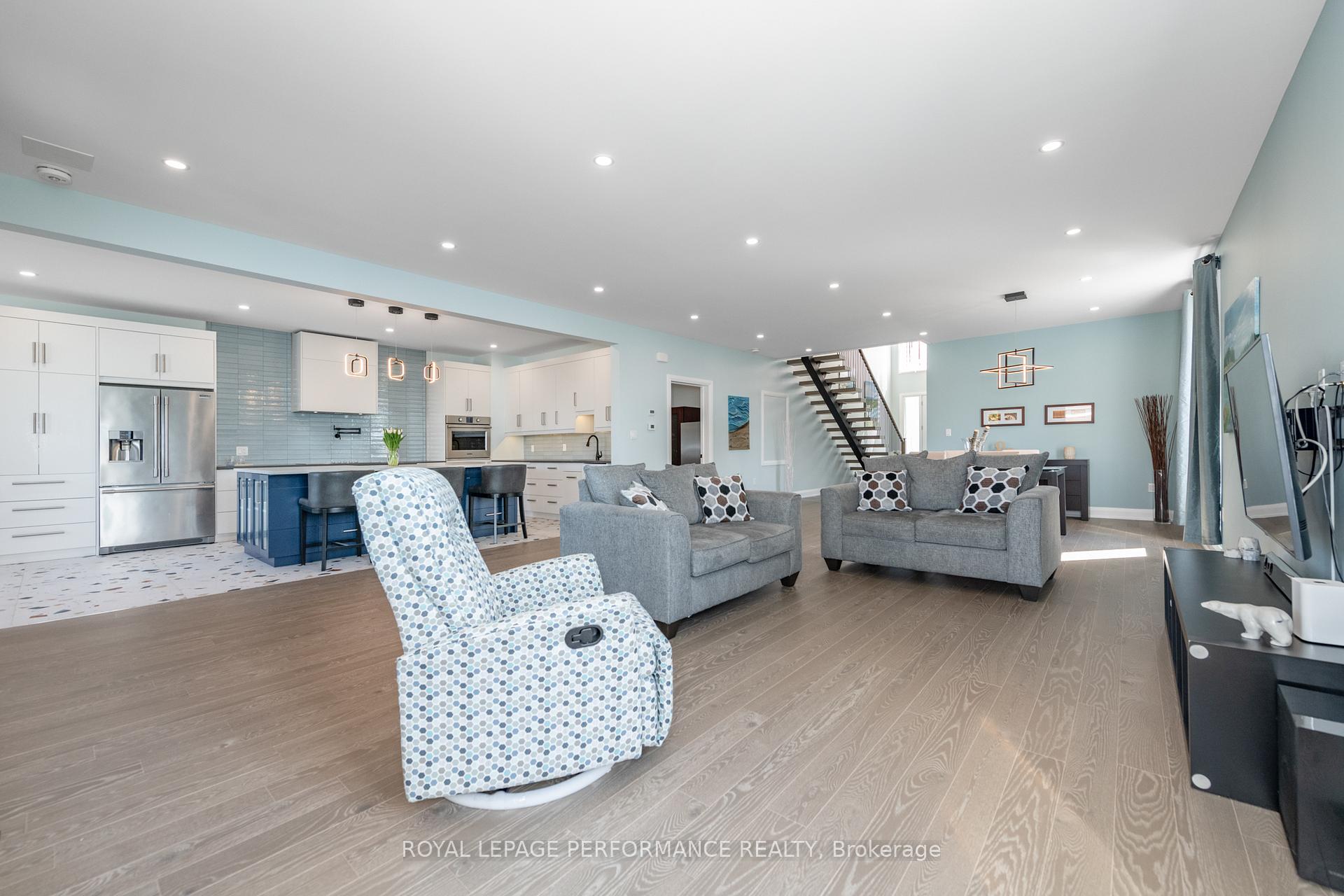 Photo 3 of 106 James Cummings Avenue, Ottawa, Crystal Bay/Rocky Point — HOMEH