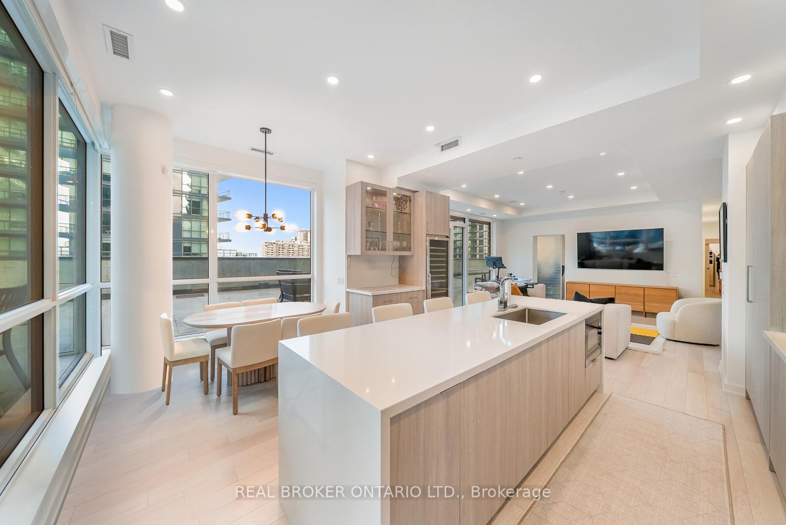 Photo 3 of Unit 508, 39 Roehampton Avenue, Toronto, Mount Pleasant West — HOMEH