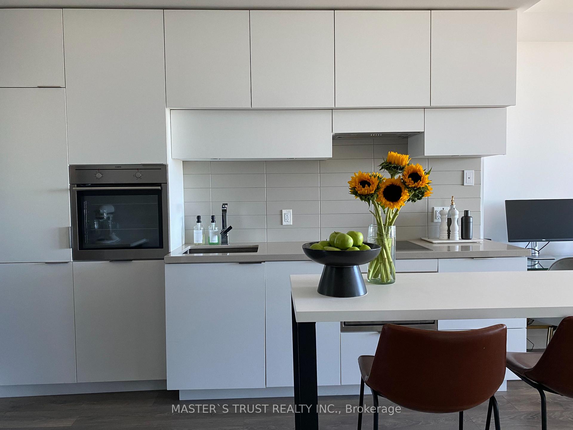 Photo 4 of Unit 5007, 8 Eglinton Avenue E, Toronto, Mount Pleasant West — HOMEH
