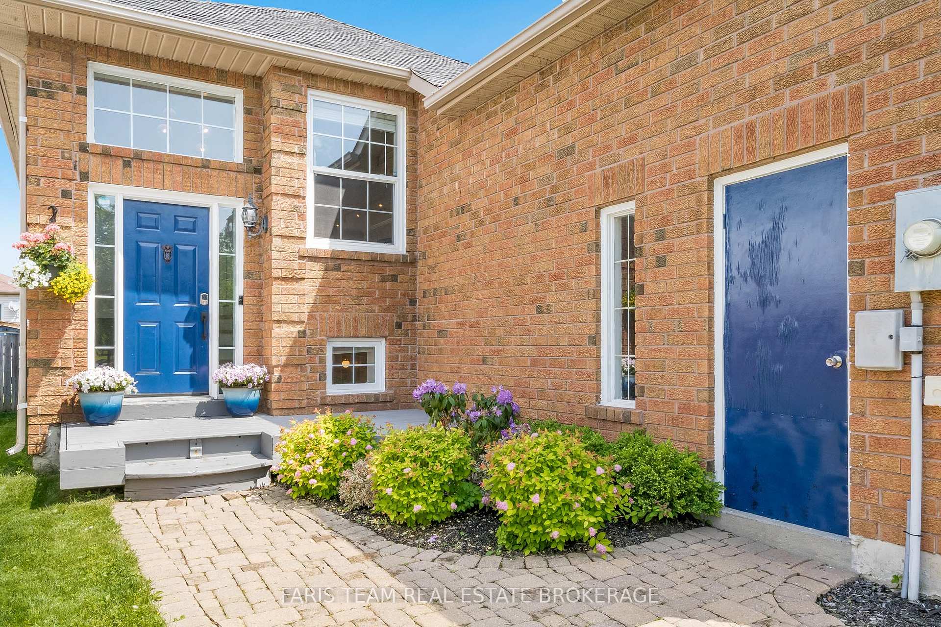Photo 2 of 16 Athabaska Road, Barrie, Holly — HOMEH