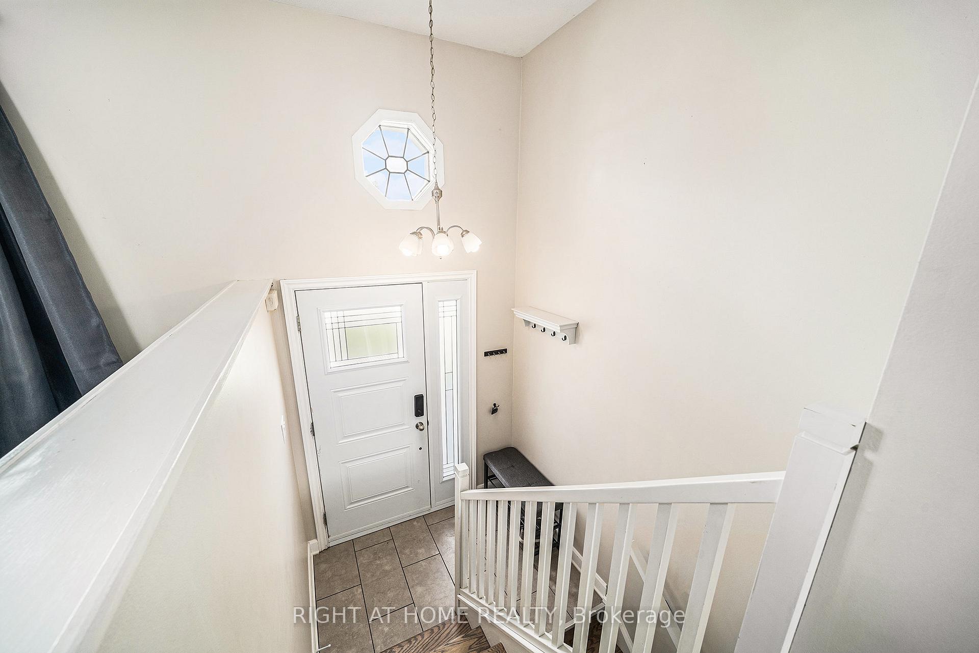 Photo 5 of 51 Keewatin Crescent, Ottawa, Borden Farm/Stewart Farm/Carleton Heights/Parkwood Hills — HOMEH