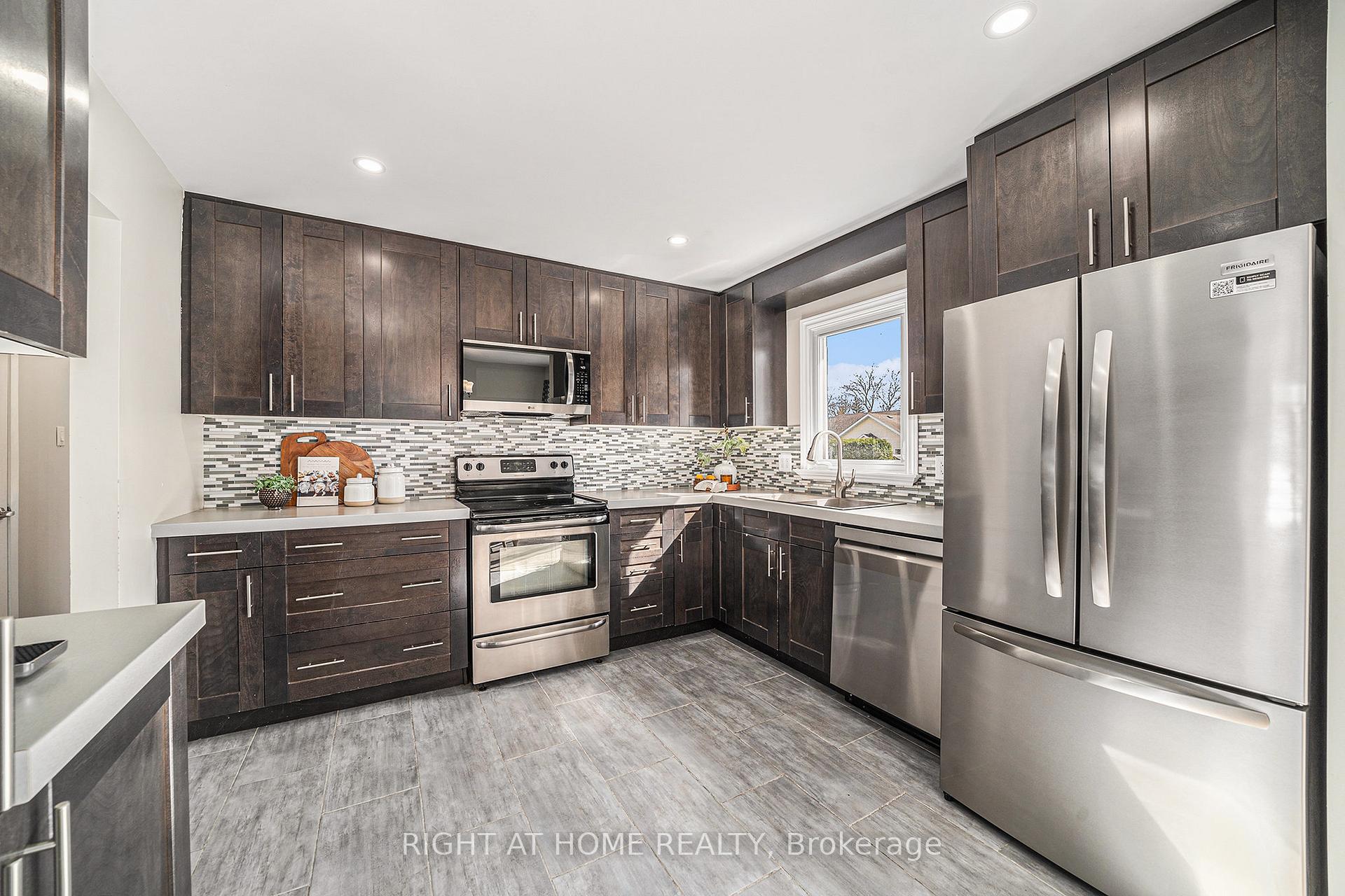 Photo 12 of 51 Keewatin Crescent, Ottawa, Borden Farm/Stewart Farm/Carleton Heights/Parkwood Hills — HOMEH