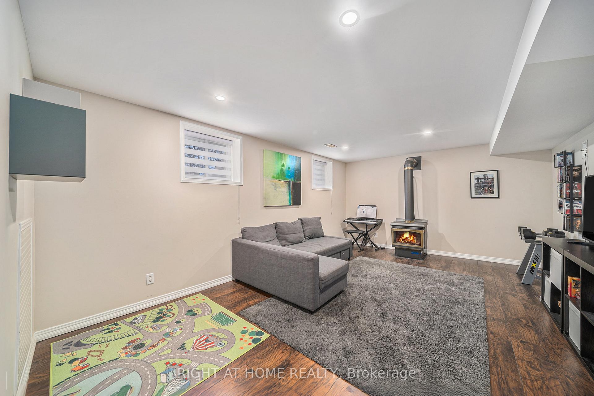 Photo 27 of 51 Keewatin Crescent, Ottawa, Borden Farm/Stewart Farm/Carleton Heights/Parkwood Hills — HOMEH