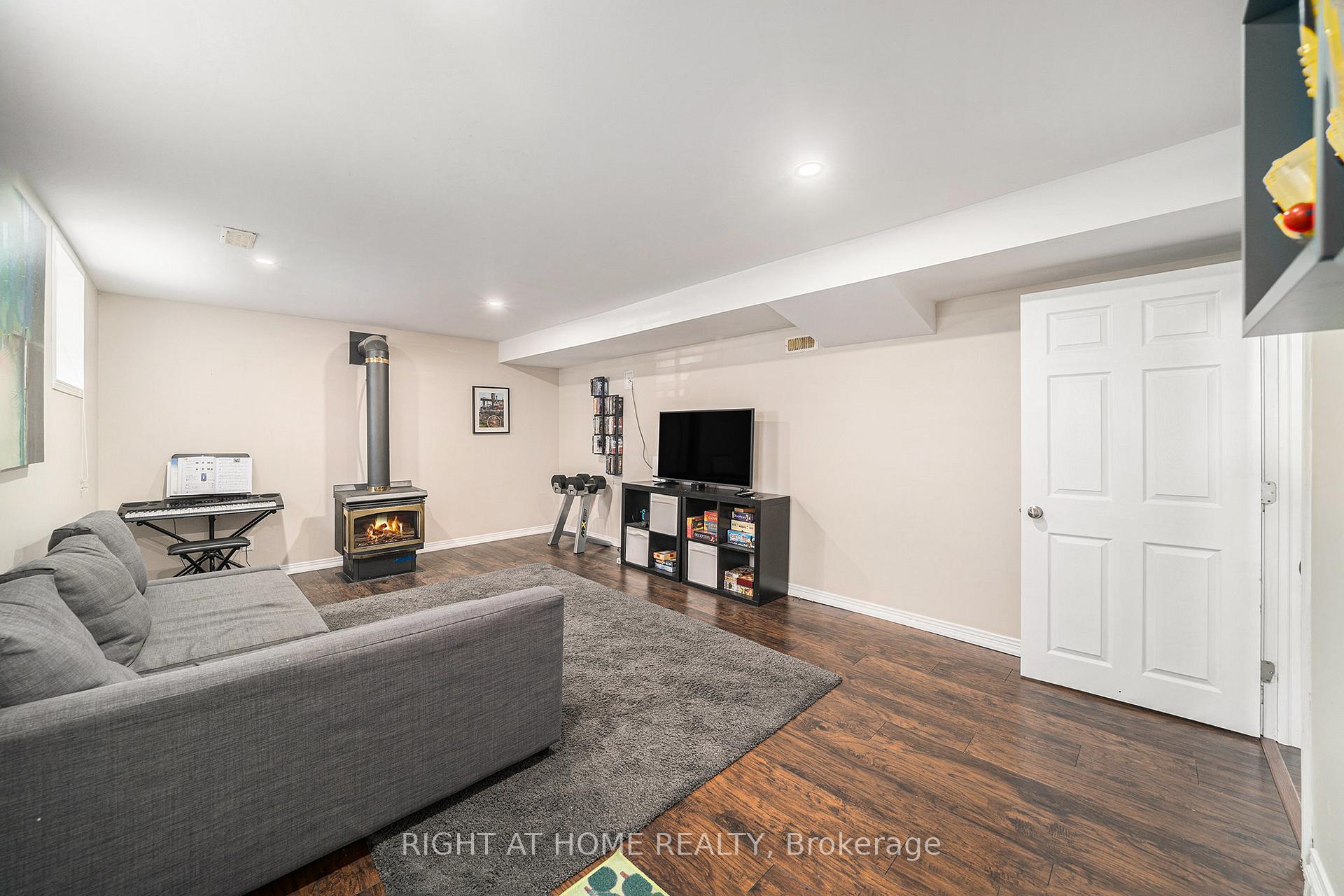 Photo 28 of 51 Keewatin Crescent, Ottawa, Borden Farm/Stewart Farm/Carleton Heights/Parkwood Hills — HOMEH