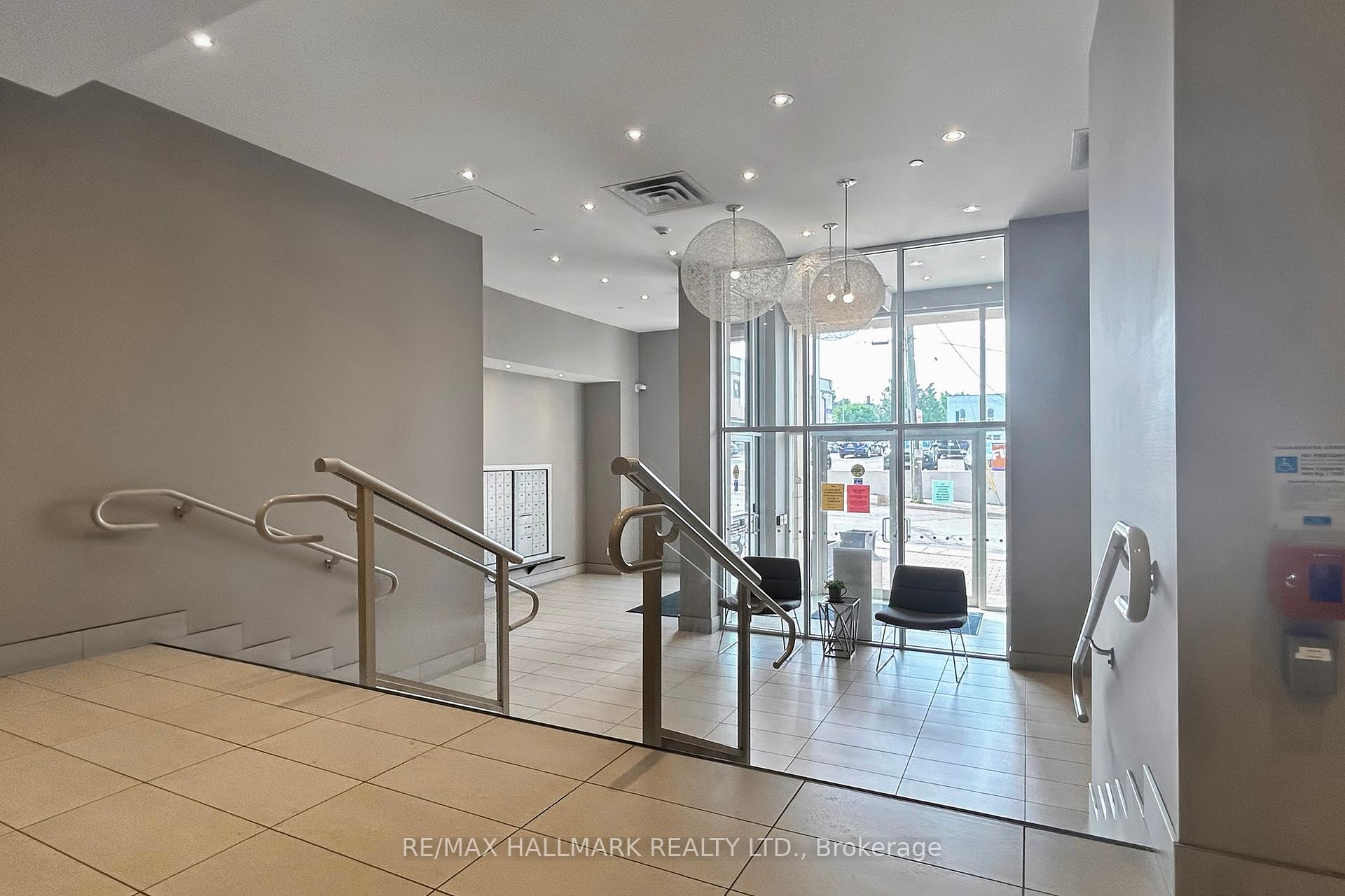 Photo 5 of Unit 607, 15277 Yonge Street, Aurora, Aurora Village — HOMEH