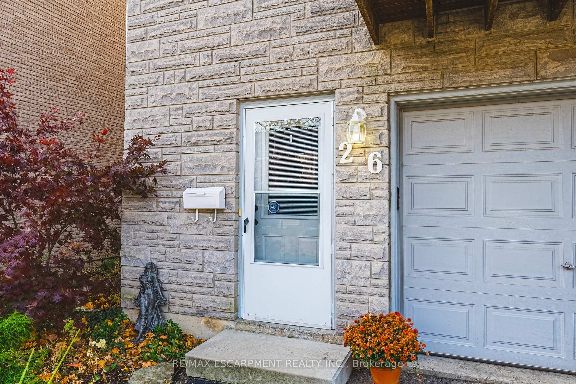 Photo 4 of Unit 26, 1155 Paramount Drive, Hamilton, Stoney Creek Mountain — HOMEH