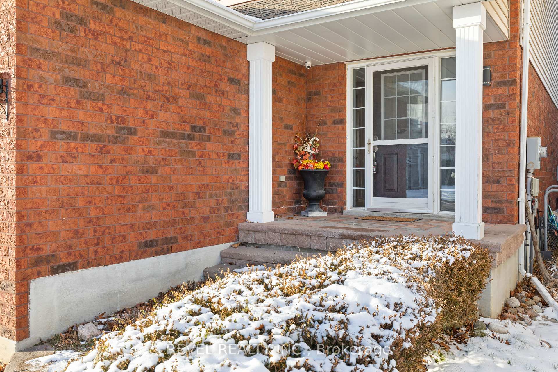 Photo 8 of 18 Wilkins Crescent, Clarington, Courtice — HOMEH