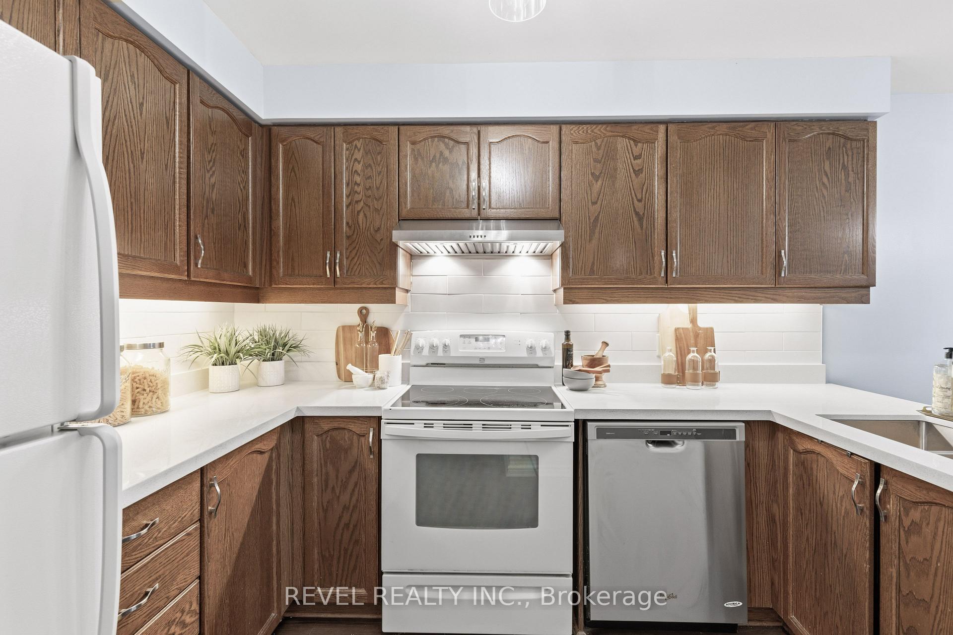 Photo 13 of 18 Wilkins Crescent, Clarington, Courtice — HOMEH