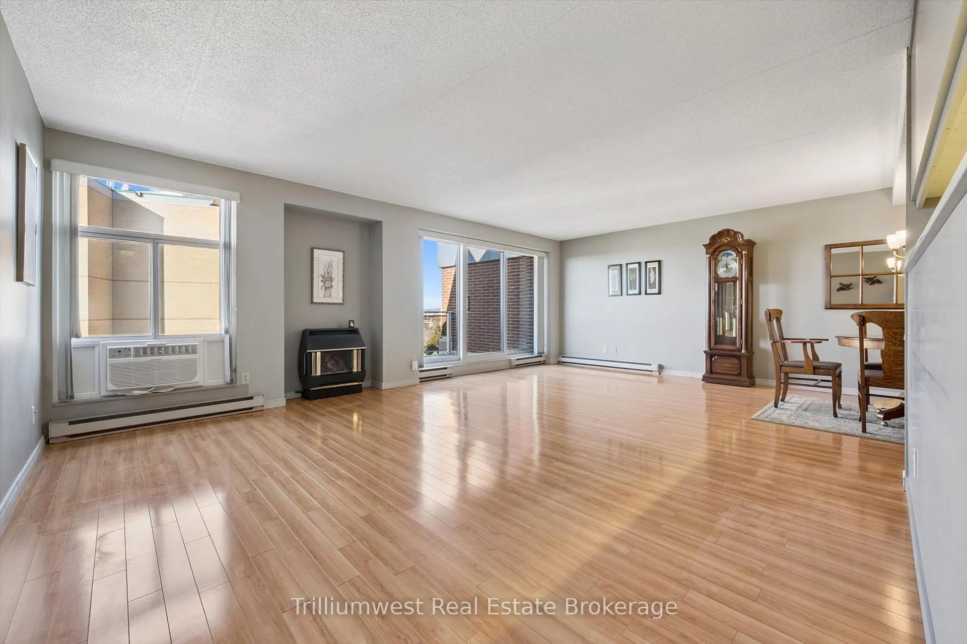 Photo 3 of Unit 705, 8 Christopher Court, Guelph, Kortright West — HOMEH