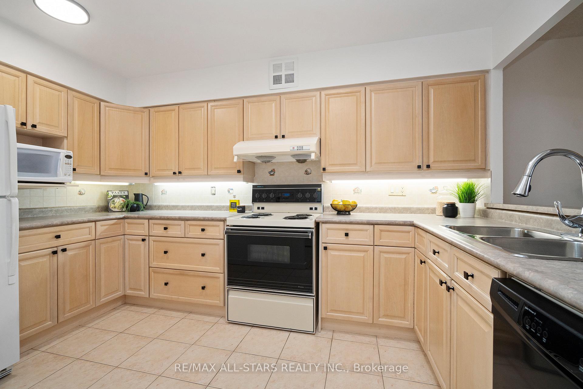 Photo 19 of Unit 703, 55 Austin Drive, Markham, Markville — HOMEH