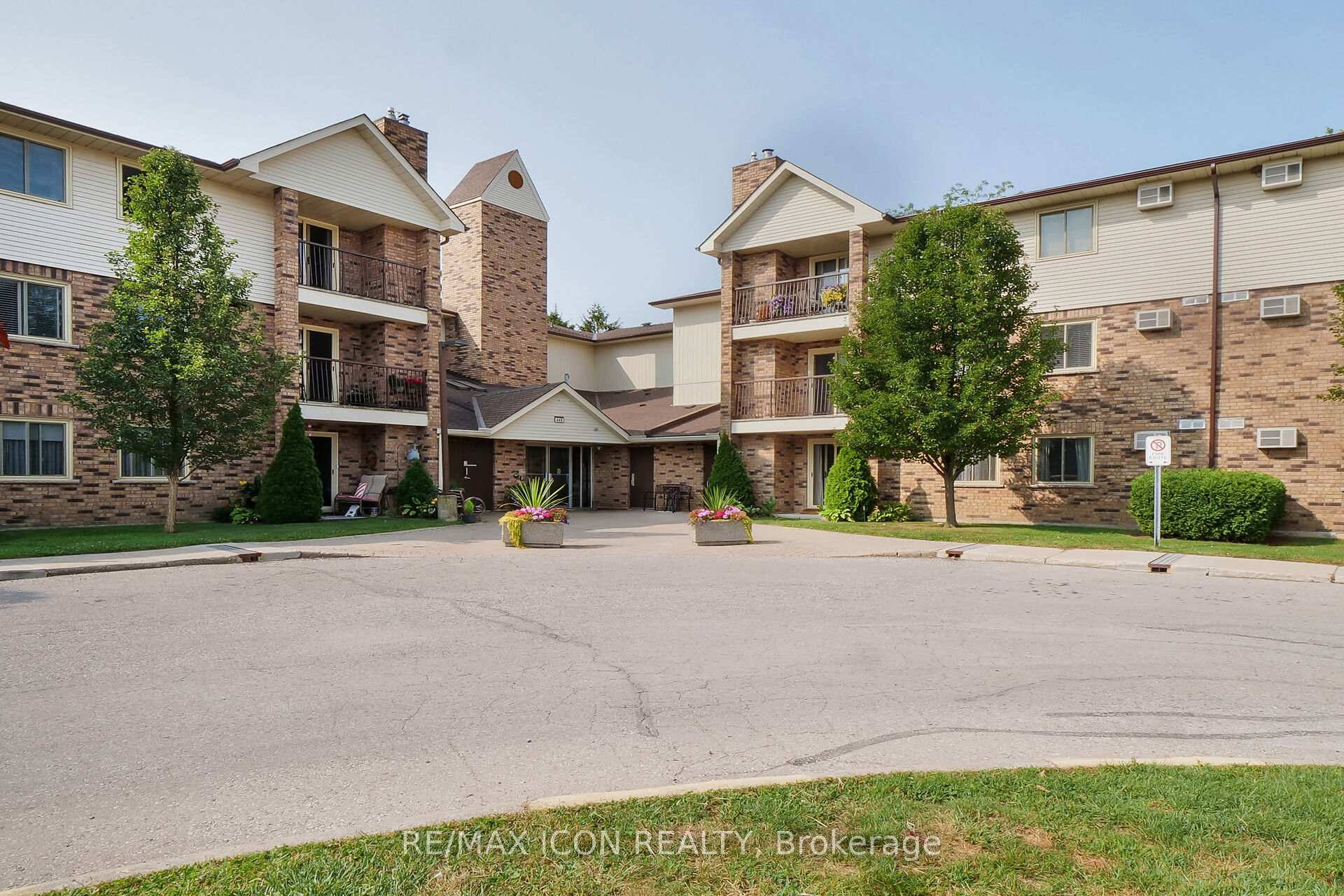 Photo 2 of Unit 206, 440 Wellington Street, St. Thomas — HOMEH