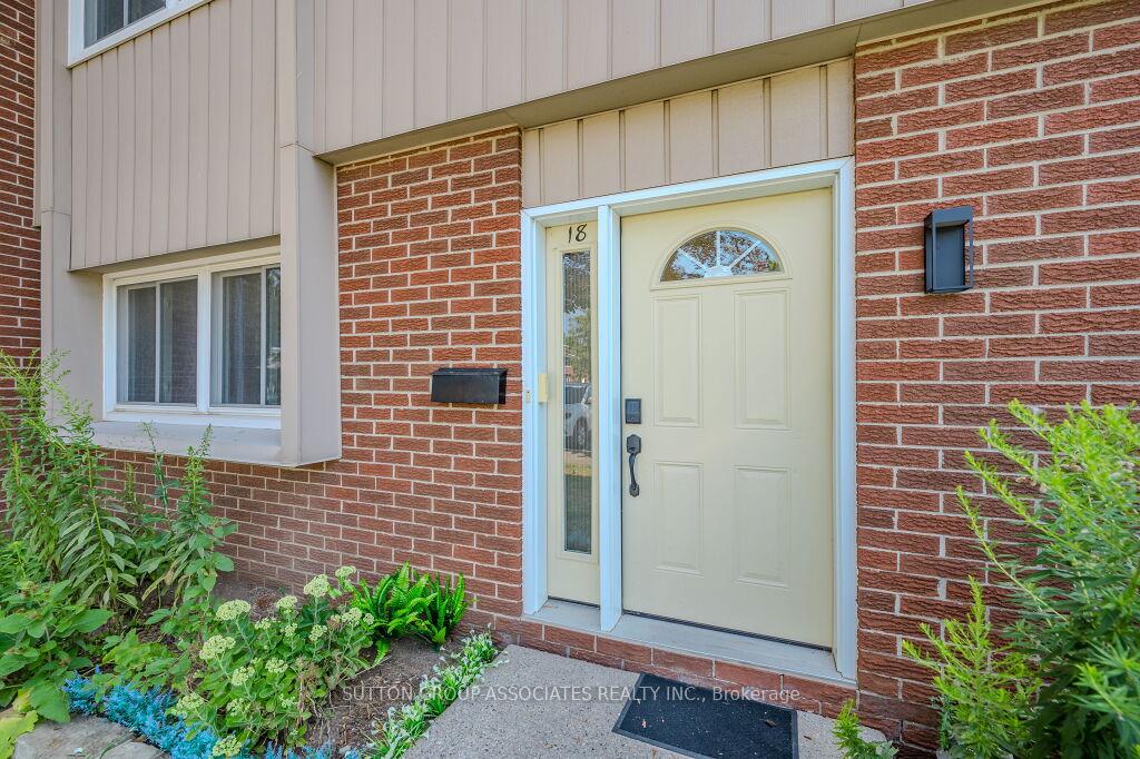 Photo 2 of Unit 18, 121 University Avenue E, Waterloo — HOMEH