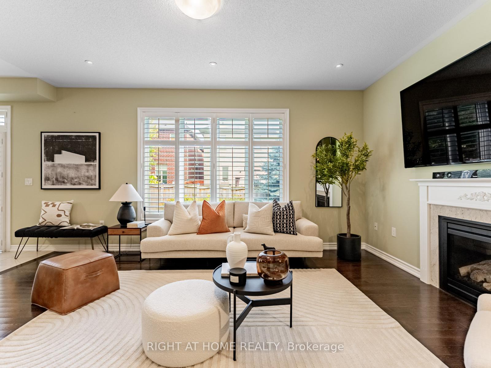 Photo 10 of 7 Mediterranean Crescent, Brampton, Bram West — HOMEH