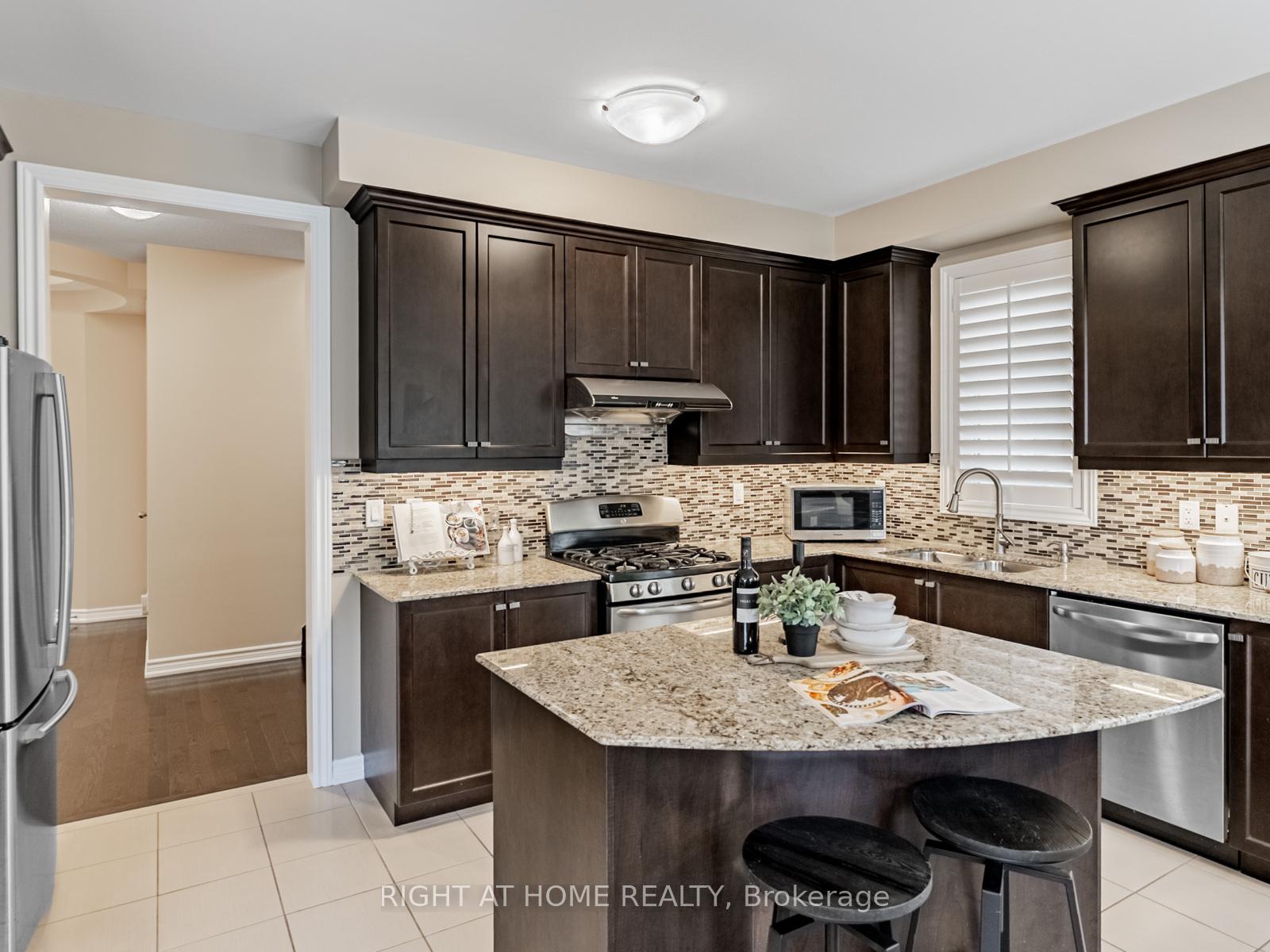 Photo 15 of 7 Mediterranean Crescent, Brampton, Bram West — HOMEH