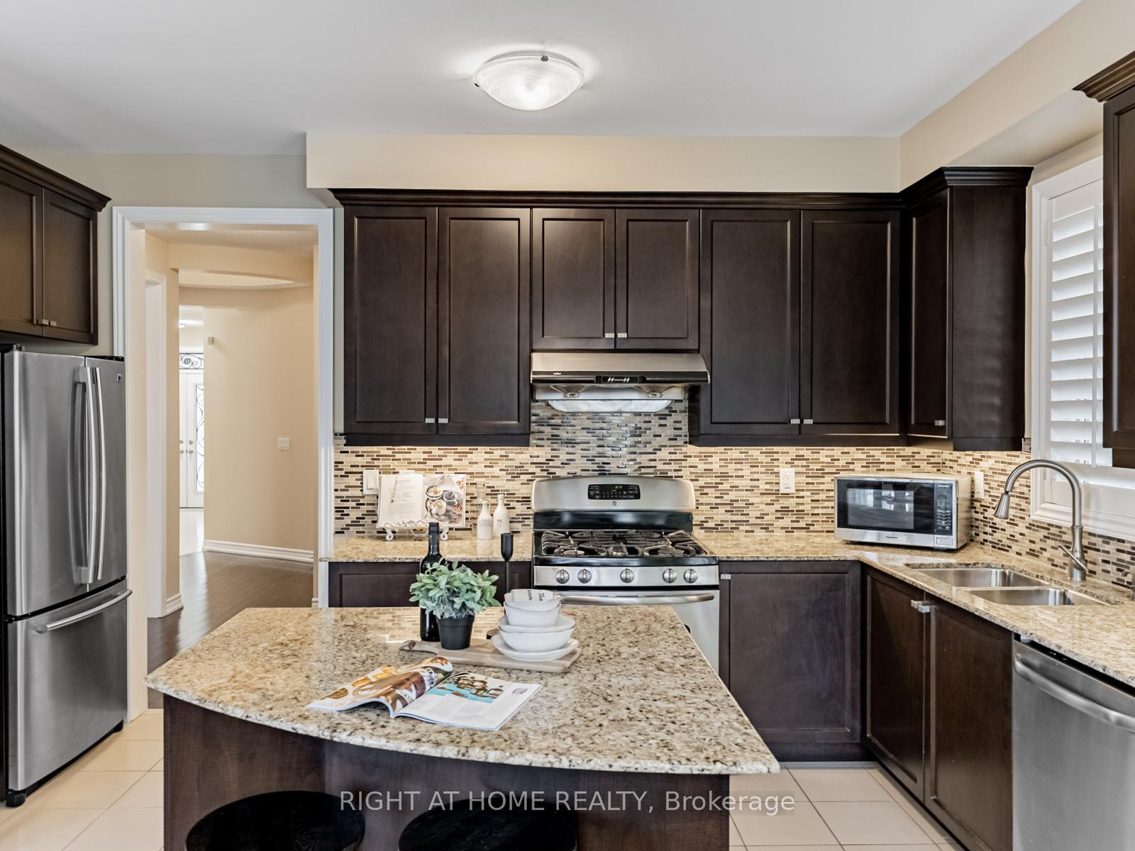 Photo 17 of 7 Mediterranean Crescent, Brampton, Bram West — HOMEH