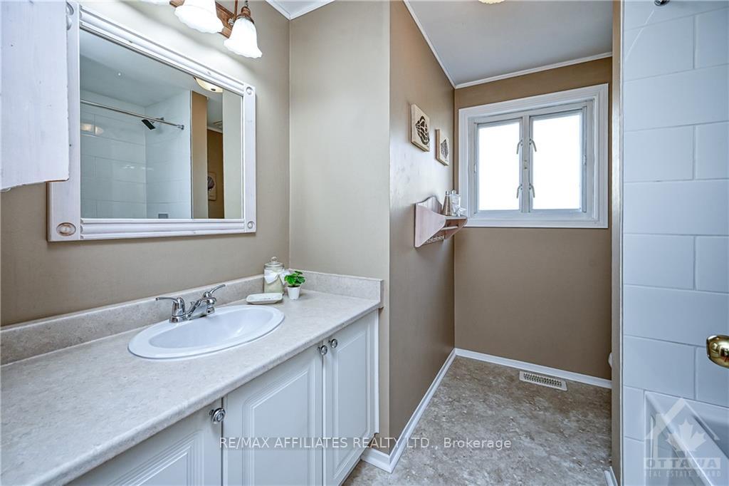 Photo 14 of 1773 Stonehenge Crescent, Ottawa, Pineview — HOMEH