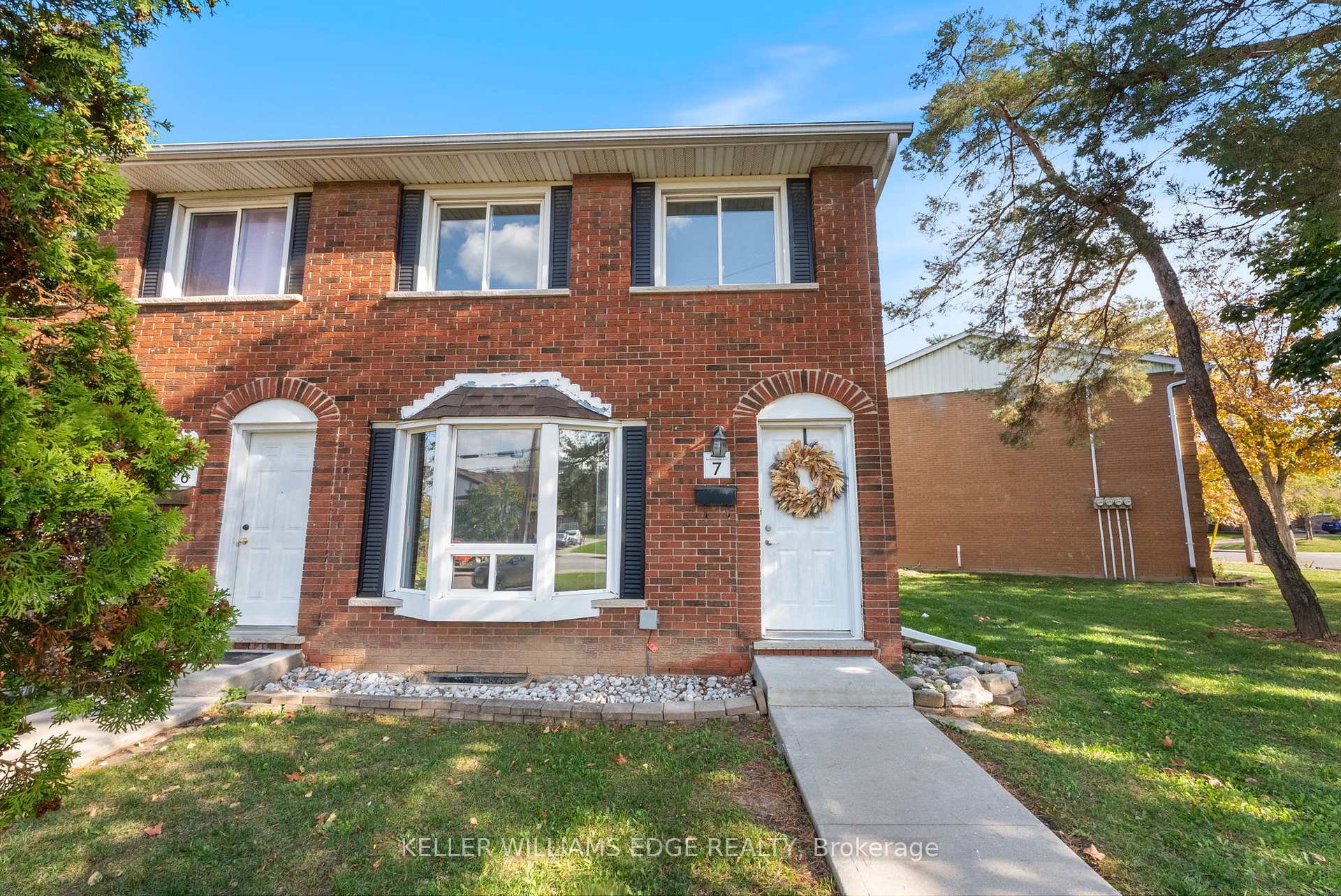 Photo 3 of Unit 7, 2700 Barton Street E, Hamilton, Riverdale — HOMEH