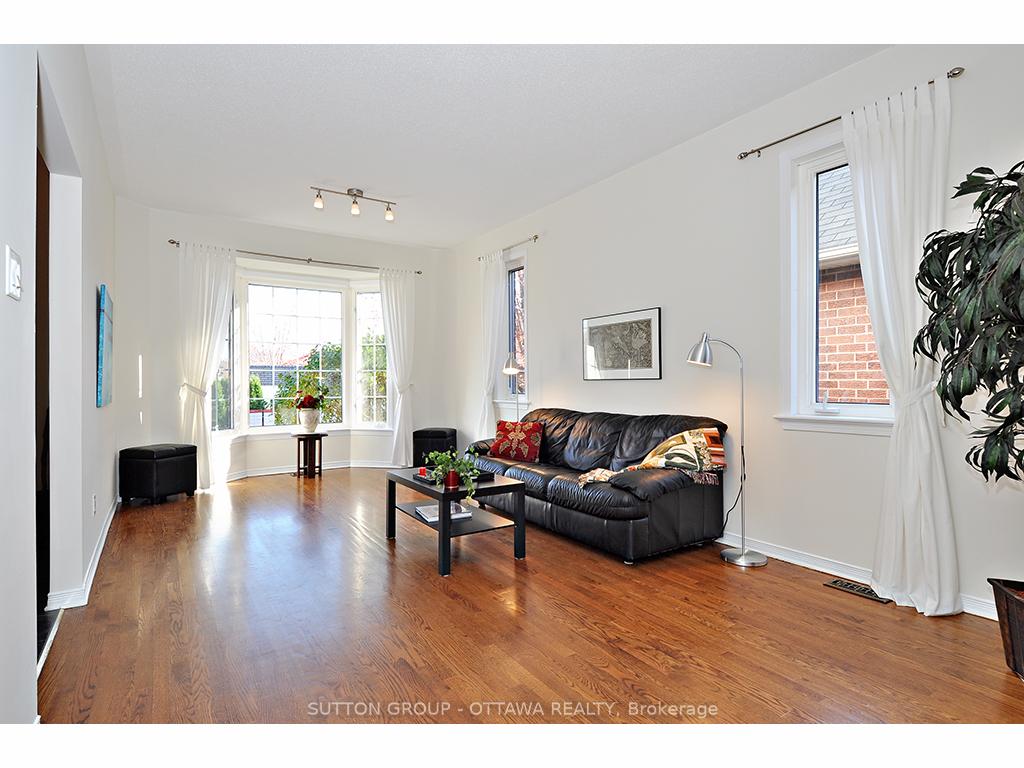 Photo 7 of 65 Whitestone Drive, Ottawa, Central Park — HOMEH
