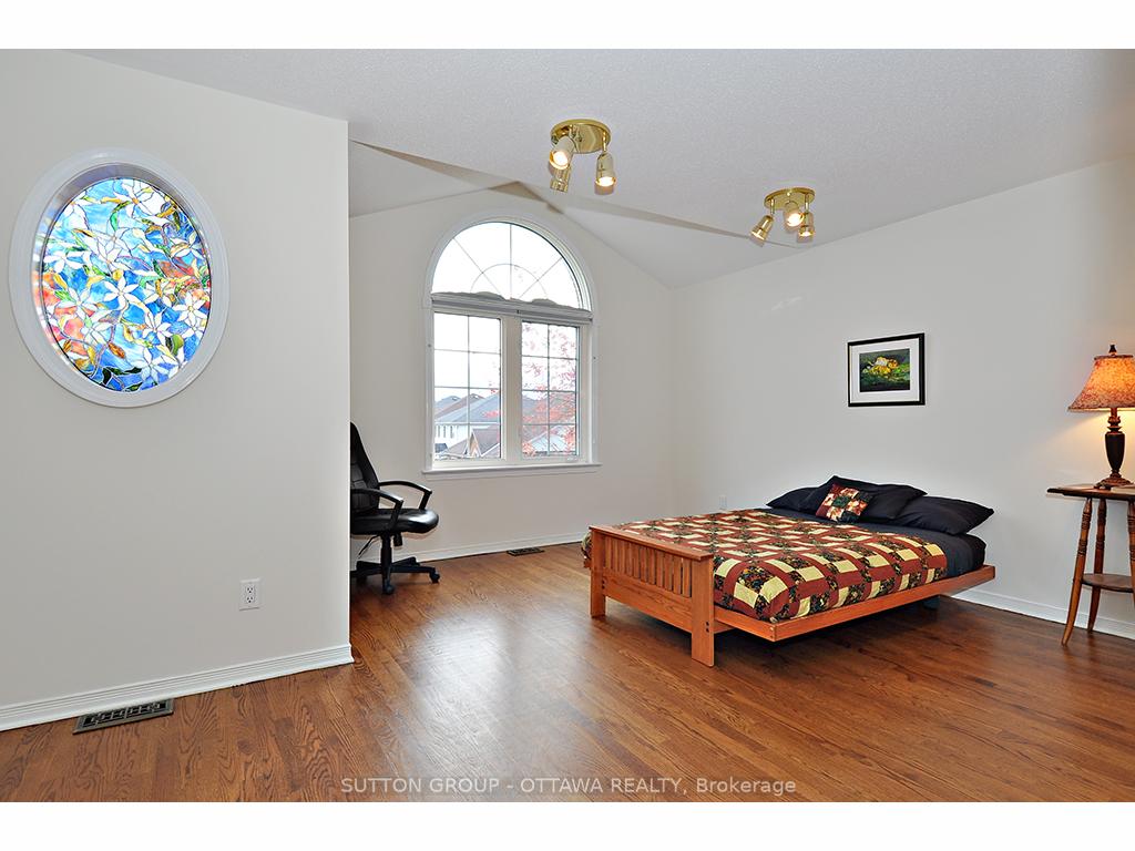 Photo 12 of 65 Whitestone Drive, Ottawa, Central Park — HOMEH