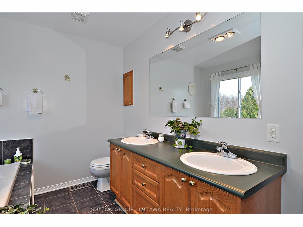 Photo 16 of 65 Whitestone Drive, Ottawa, Central Park — HOMEH
