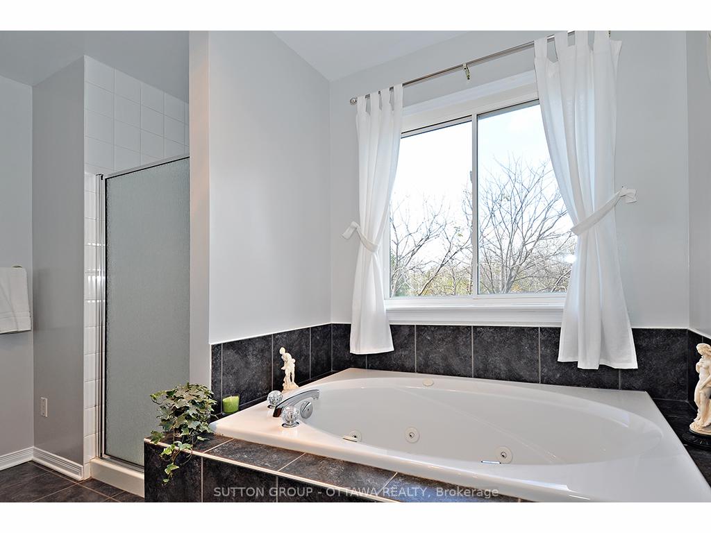 Photo 18 of 65 Whitestone Drive, Ottawa, Central Park — HOMEH