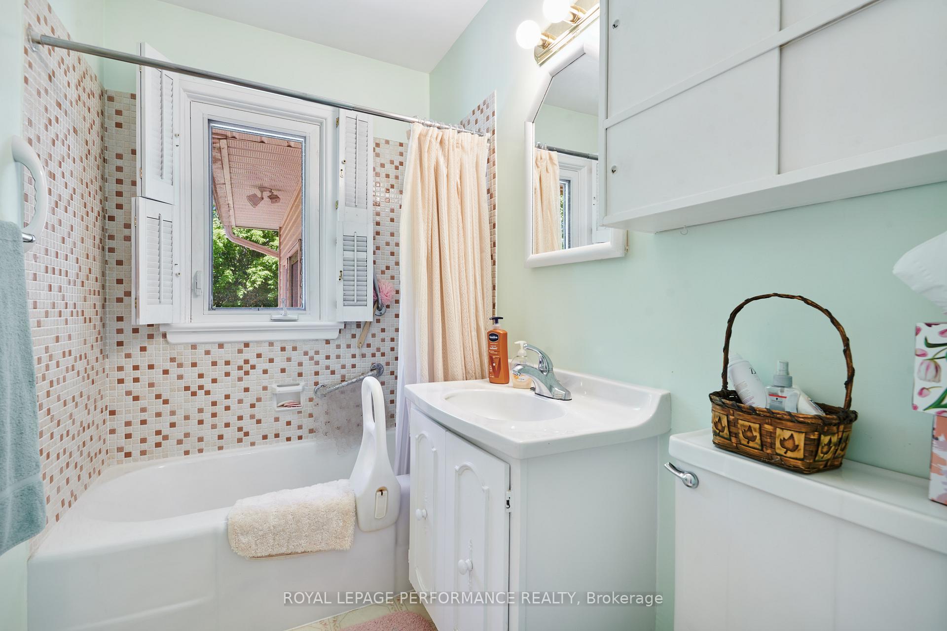Photo 18 of 1156 Normandy Crescent, Ottawa, Borden Farm/Stewart Farm/Carleton Heights/Parkwood Hills — HOMEH