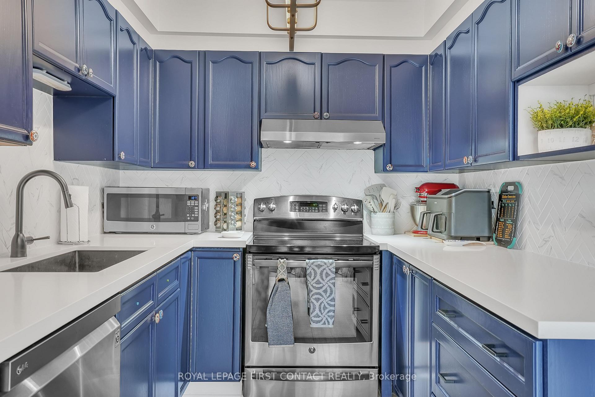 Photo 5 of Unit 6, 17 St Vincent Street, Barrie, North Shore — HOMEH