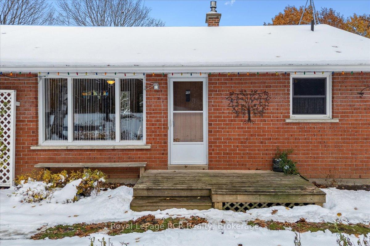 Photo 2 of 202 Gore Crescent, Chatsworth — HOMEH