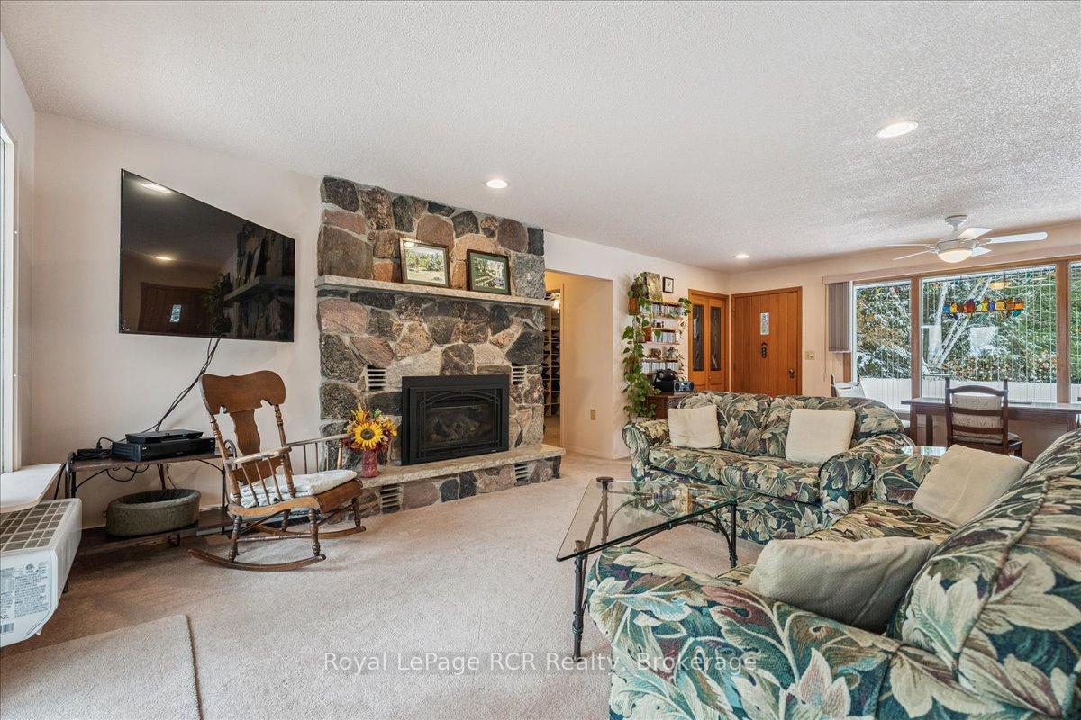Photo 9 of 202 Gore Crescent, Chatsworth — HOMEH