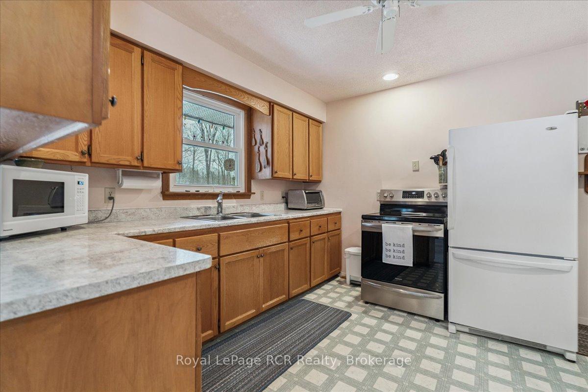 Photo 10 of 202 Gore Crescent, Chatsworth — HOMEH