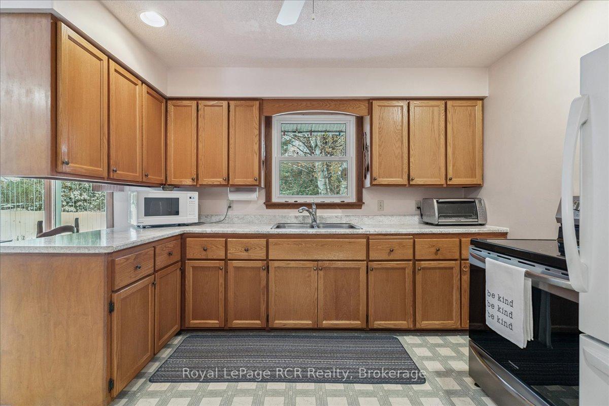 Photo 14 of 202 Gore Crescent, Chatsworth — HOMEH