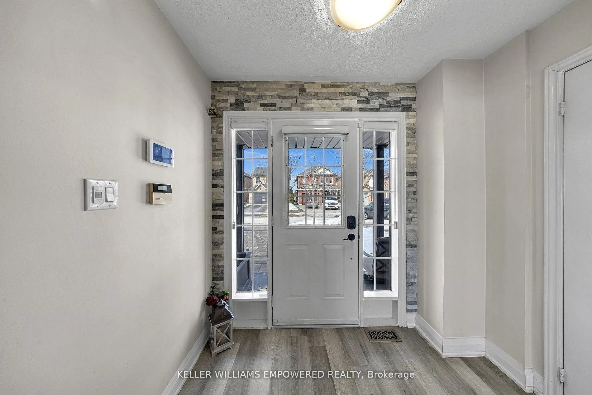 Photo 9 of 93 Beaverbrook Crescent, Vaughan, Rural Vaughan — HOMEH