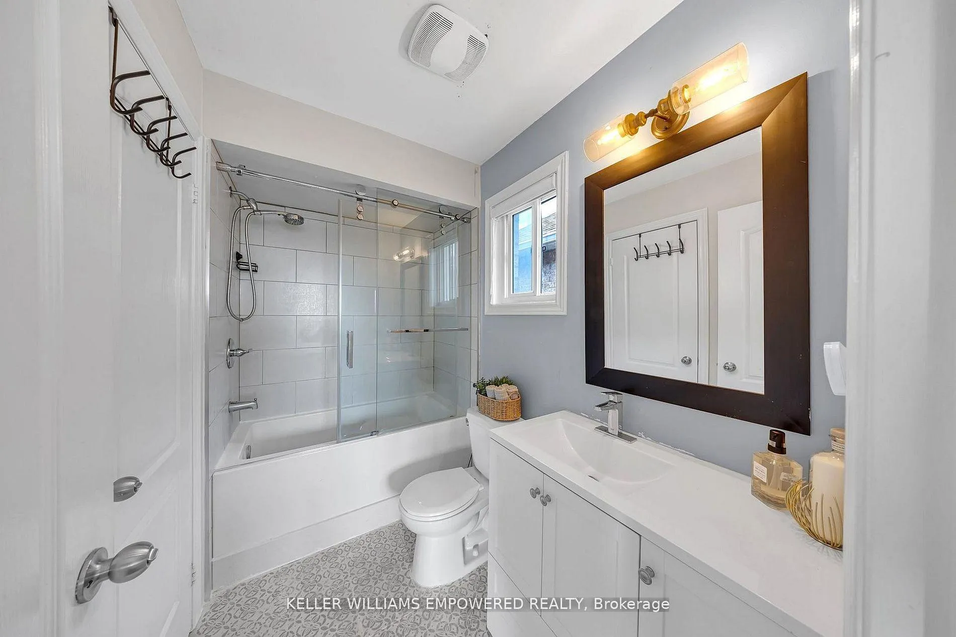 Photo 14 of 93 Beaverbrook Crescent, Vaughan, Rural Vaughan — HOMEH