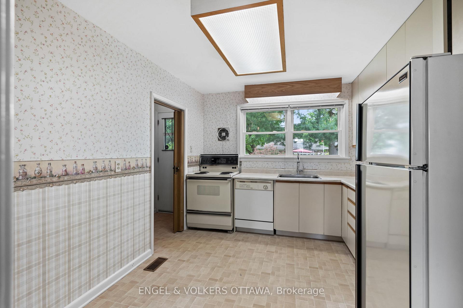 Photo 11 of 888 Chapman Boulevard, Ottawa, Elmvale Acres — HOMEH