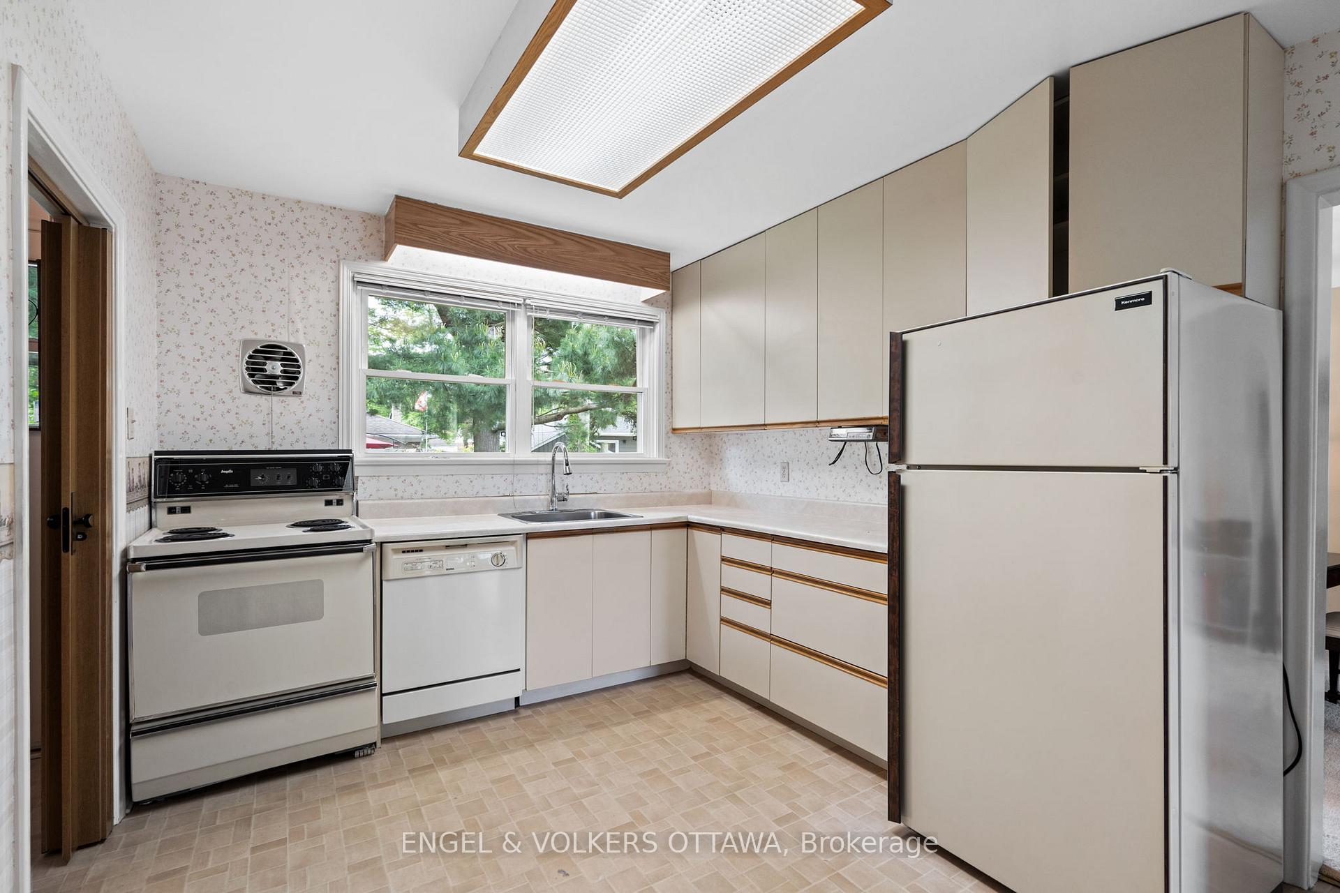 Photo 14 of 888 Chapman Boulevard, Ottawa, Elmvale Acres — HOMEH