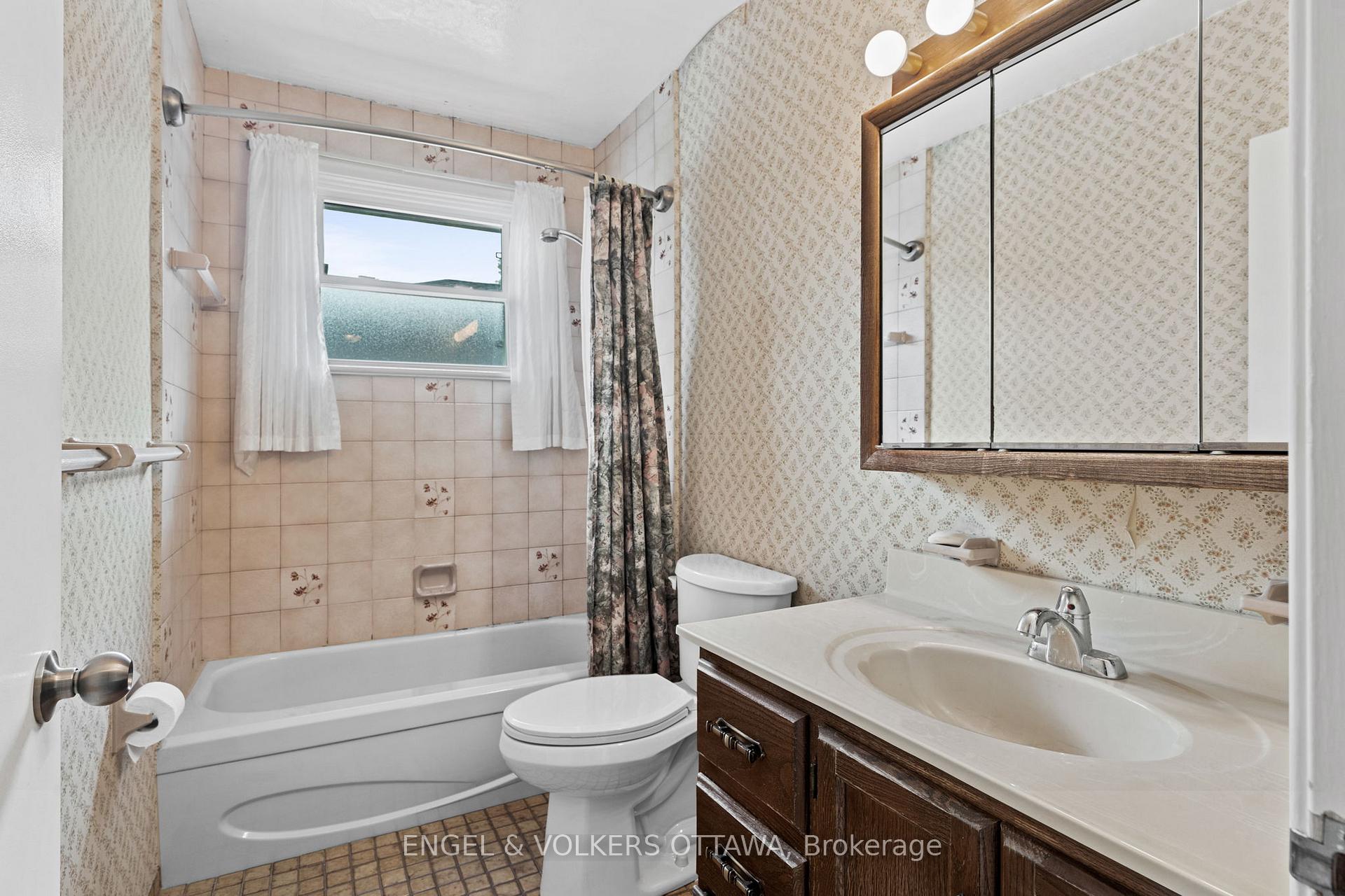 Photo 23 of 888 Chapman Boulevard, Ottawa, Elmvale Acres — HOMEH