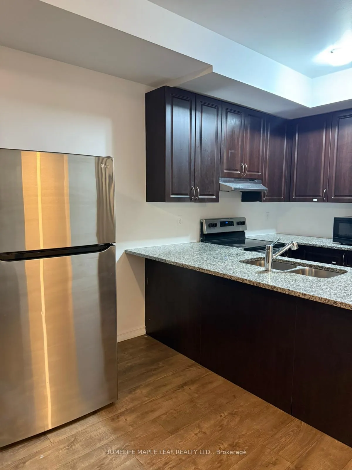 Photo 4 of Unit 18, 261 Danzatore Path, Oshawa, Windfields — HOMEH