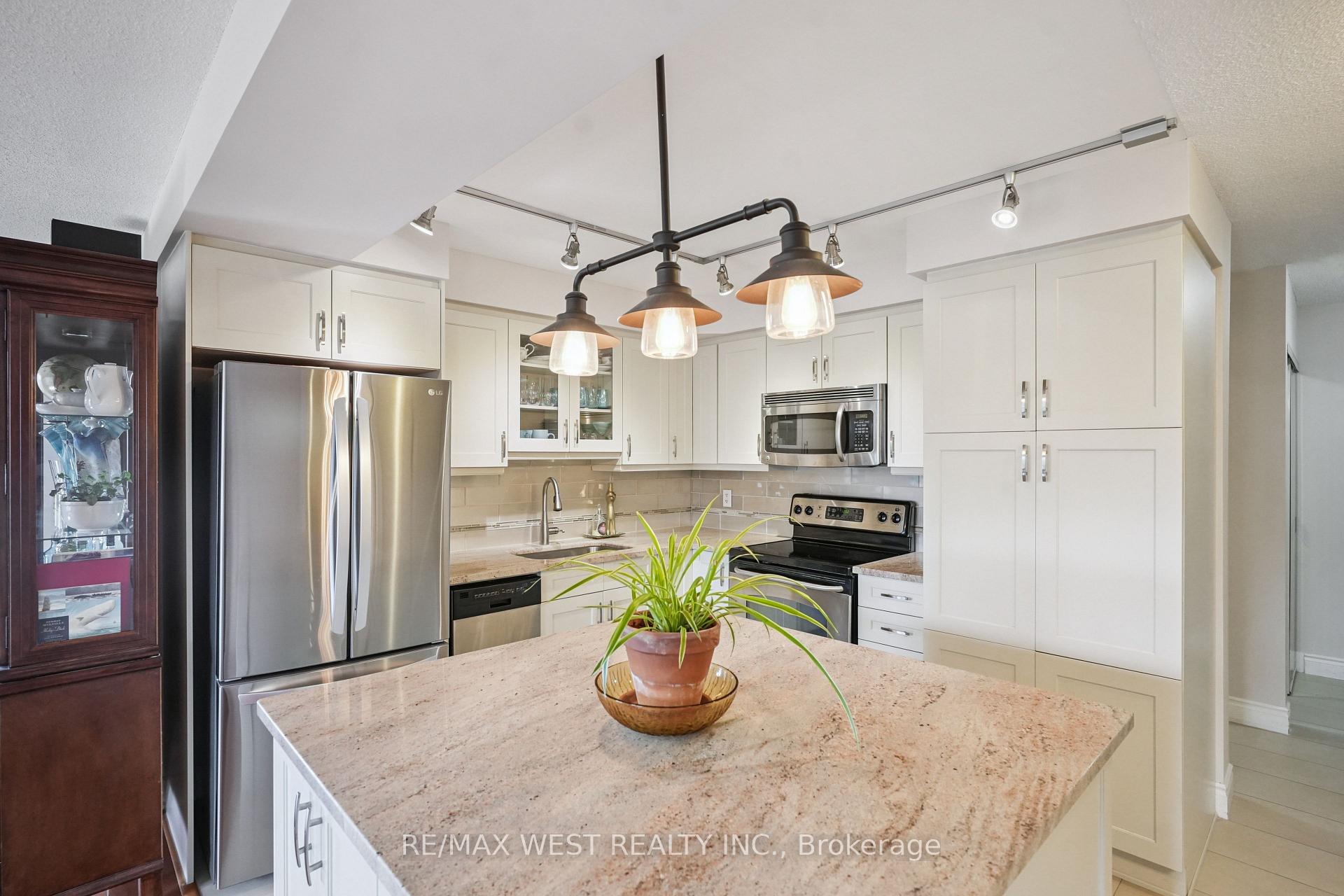 Photo 5 of Unit 506, 37 Galleria Parkway, Markham, Commerce Valley — HOMEH