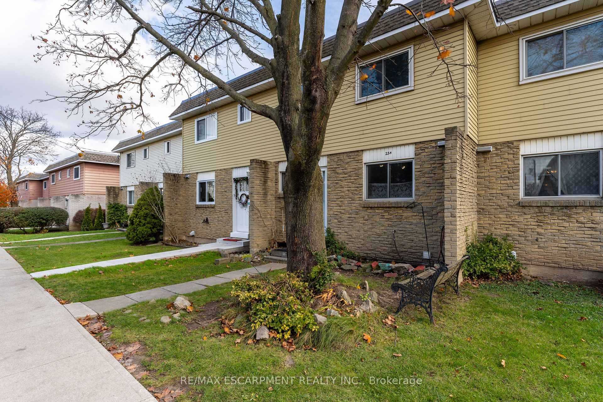 Photo 3 of Unit M, 25 Bryna Avenue, Hamilton, Greeningdon — HOMEH