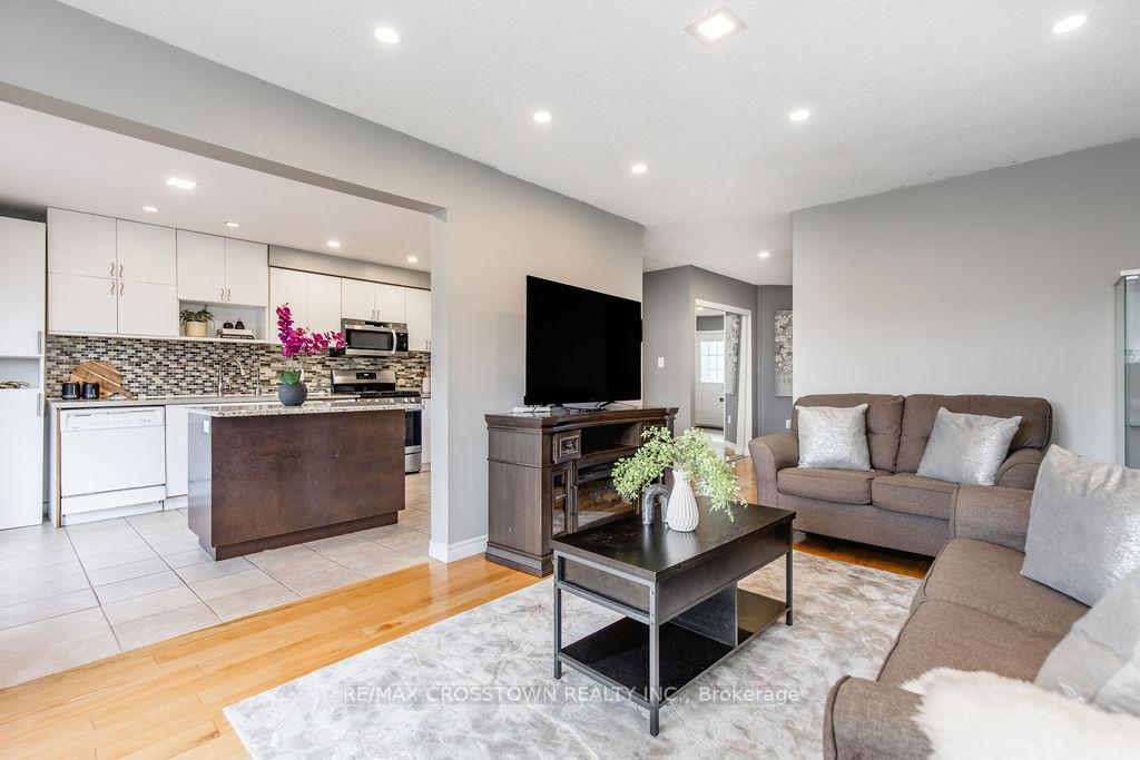 Photo 14 of 16 Bartor Boulevard, Barrie, Painswick South — HOMEH