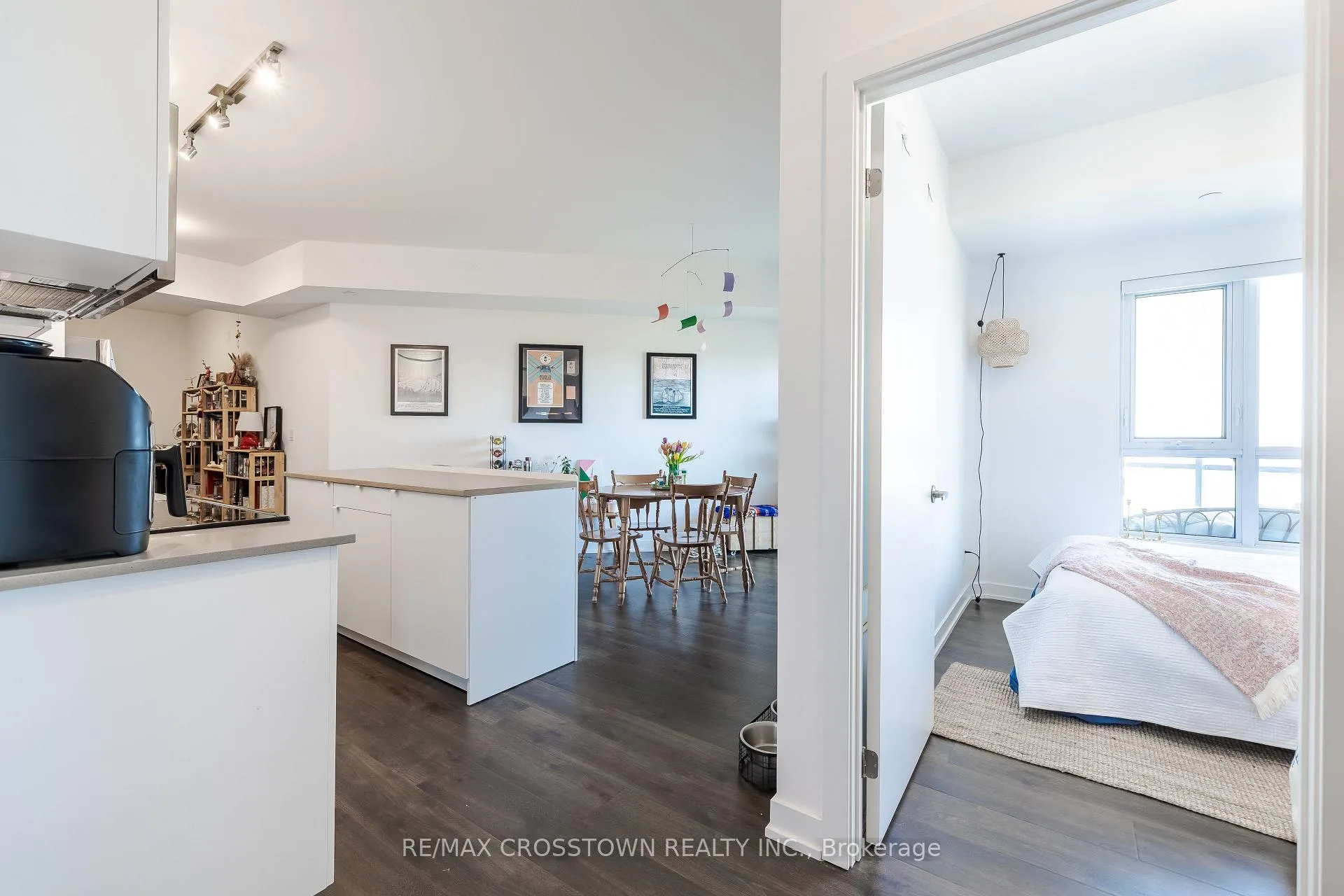 Photo 3 of Unit 908, 56 Lakeside Terrace, Barrie, Little Lake — HOMEH
